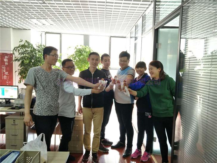 公司請(qǐng)沖鋒隊(duì)吃雞腿