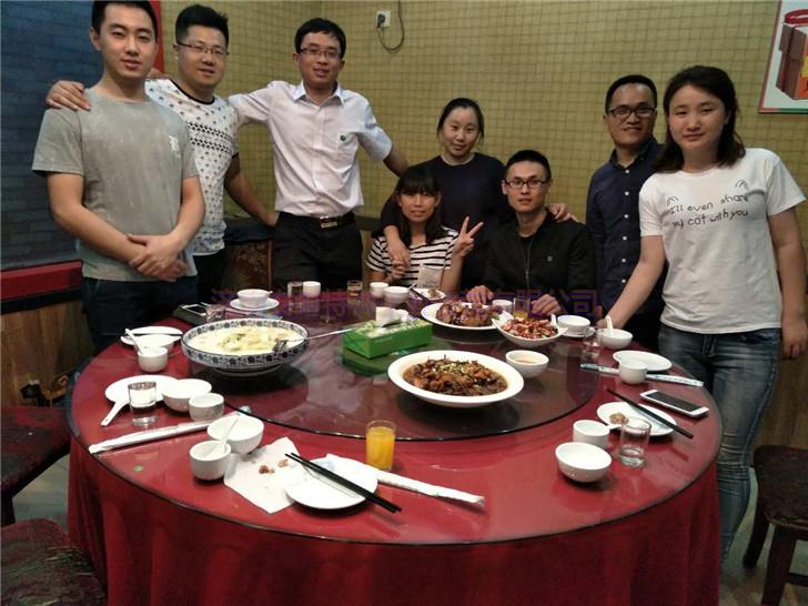 李德民請(qǐng)團(tuán)隊(duì)吃飯