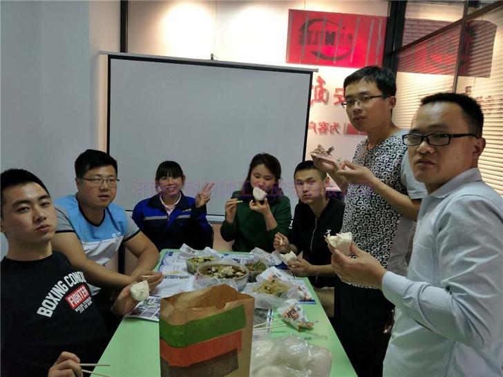 孫秀清請(qǐng)團(tuán)隊(duì)吃板面