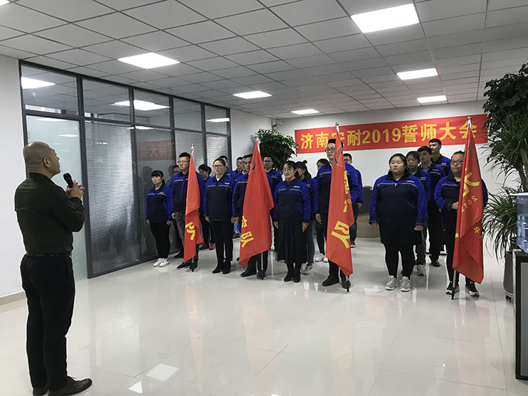 濟南安耐公司領導為員工加油