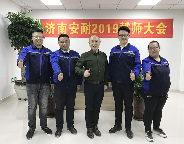 公司領導和各團隊合影