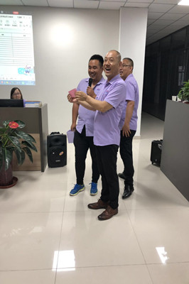 公司高總進行抽簽PK